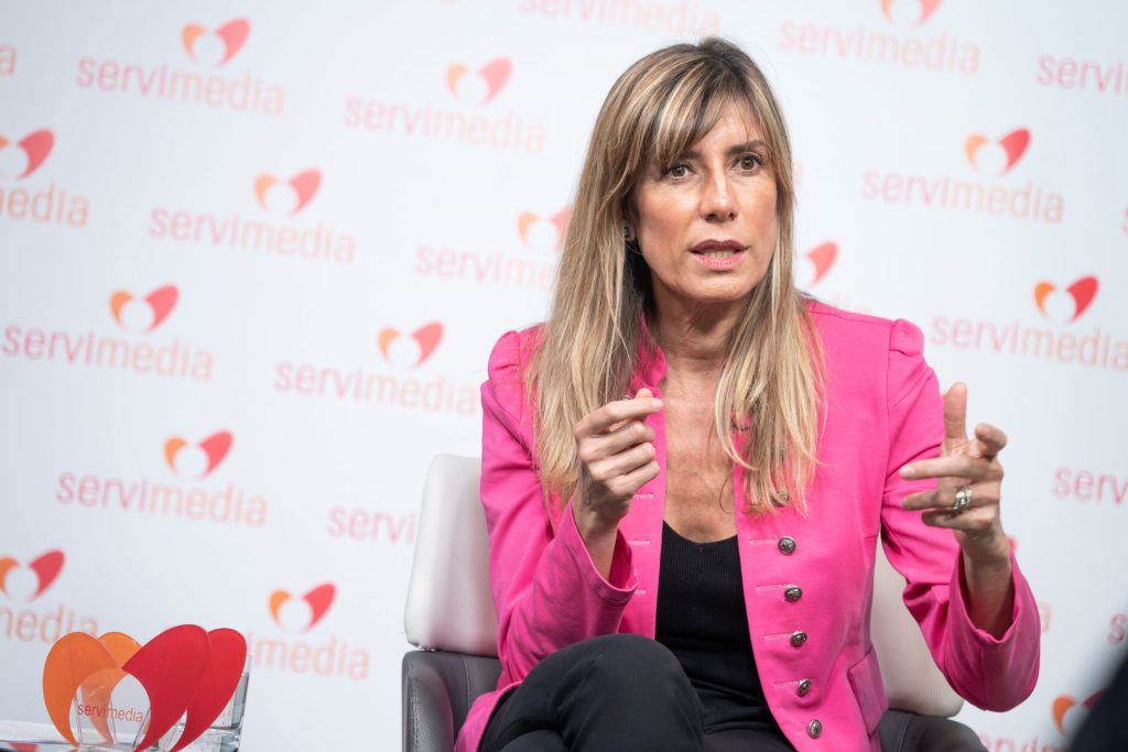 Esposa de Pedro Sánchez llega al juzgado sin hacer declaraciones