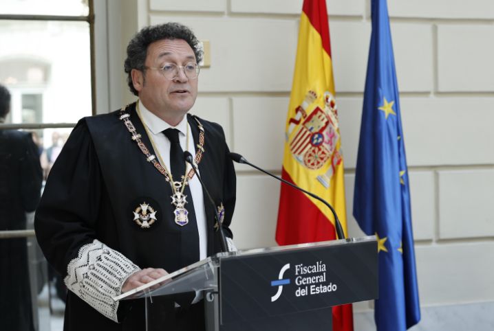 El juez abre juicio oral al fiscal general del Estado